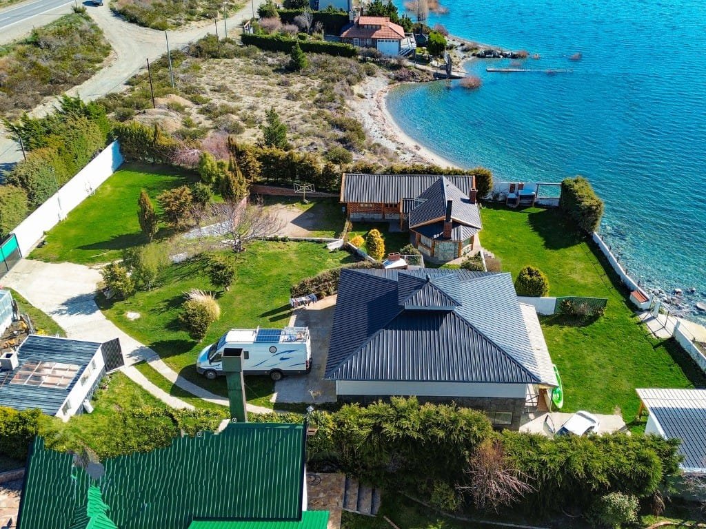 Conjunto de casas con costa de Lago Nahuel Huapi